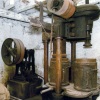 Hydraulik-Unterkolbenpresse der Fa. M.Erhard. Es wird mit zwei Pressbehältern im sog. Tandem-Verfahren gearbeitet.